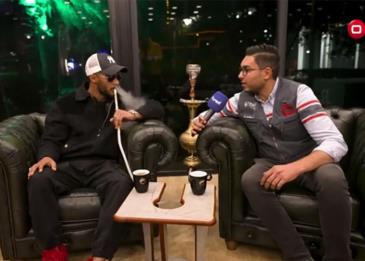 محمد رمضان يجري حواراً تلفزيونياً بالشيشة